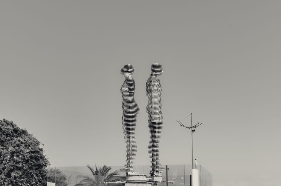 Ali & Nino Statue